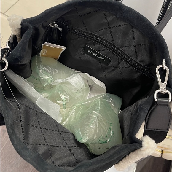 MICHAEL KORS Mirella Medium Suede and Faux Shearling Tote Bag
Black
NWT - Picture 10 of 15